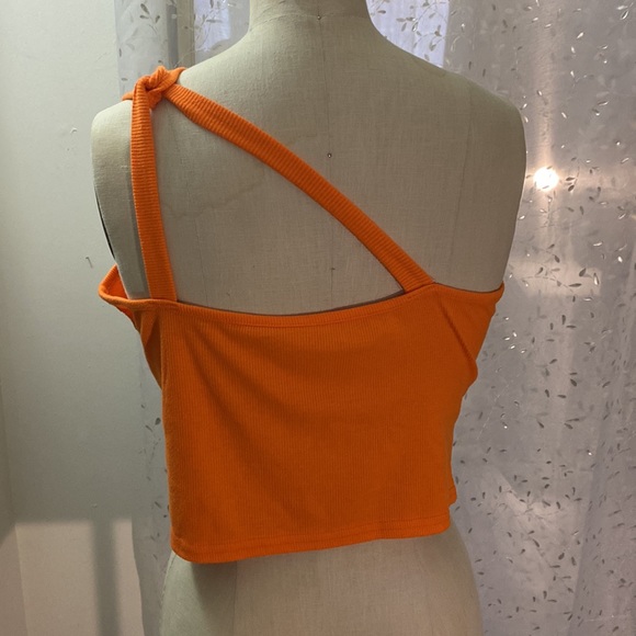 One shoulder crop top. - Picture 3 of 5
